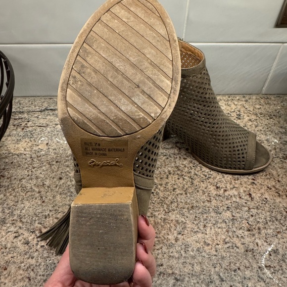 Qupid Peep Toe Perforated booties Size 7.5 - Picture 2 of 2